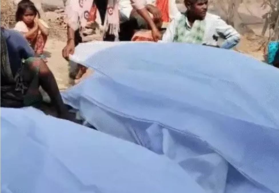 Raigarh: पिता-बेटे की एक साथ अर्थी निकली, रोया पूरा गांव