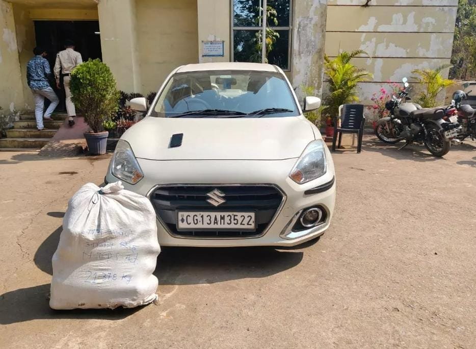 स्विफ्ट डिजायर कार की डिक्की से 21 किलो से अधिक गांजा बरामद, एक आरोपी गिरफ्तार
