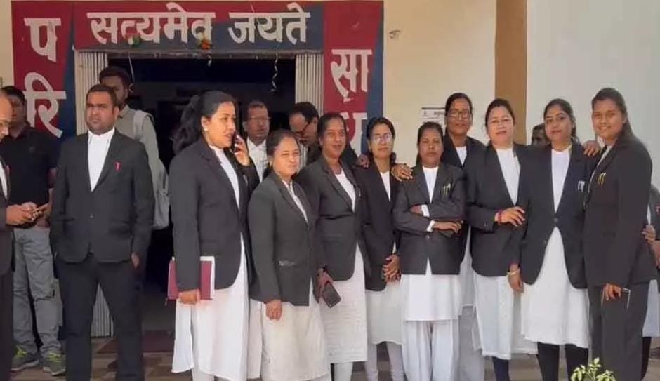 यूट्यूबर की हरकत से वकीलों में हड़कंप, FIR होते ही फरार