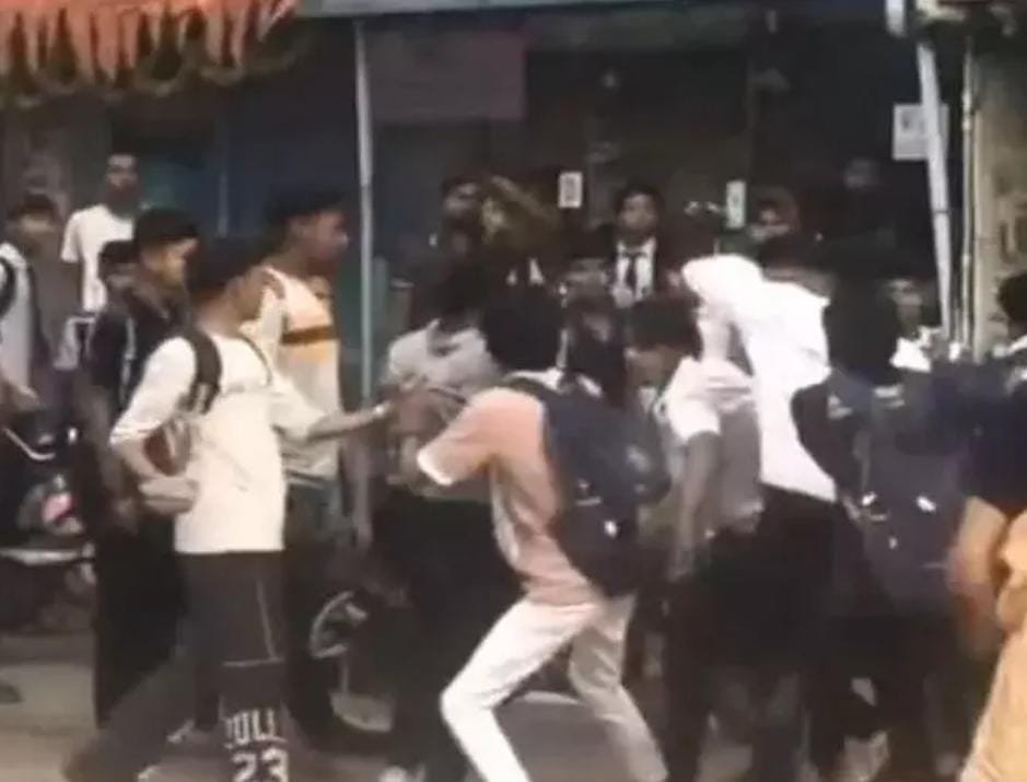 मालवीय रोड पर गर्लफ्रेंड को लेकर विवाद, बीच सड़क पर मारपीट