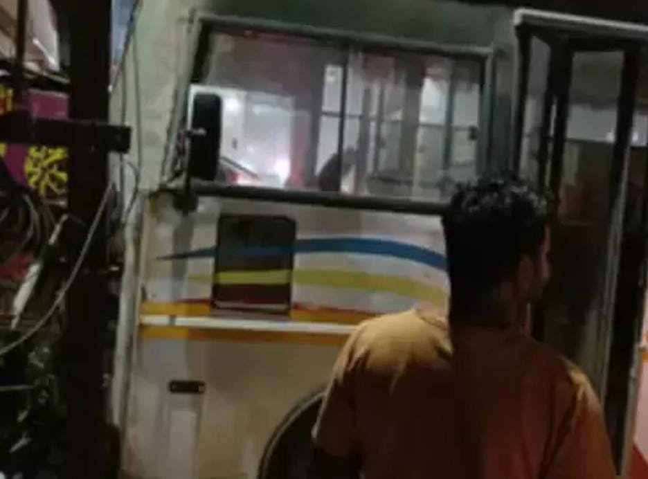 तेज रफ्तार बस का कहर, युवती को मारी टक्कर फिर बिजली पोल से टकराई