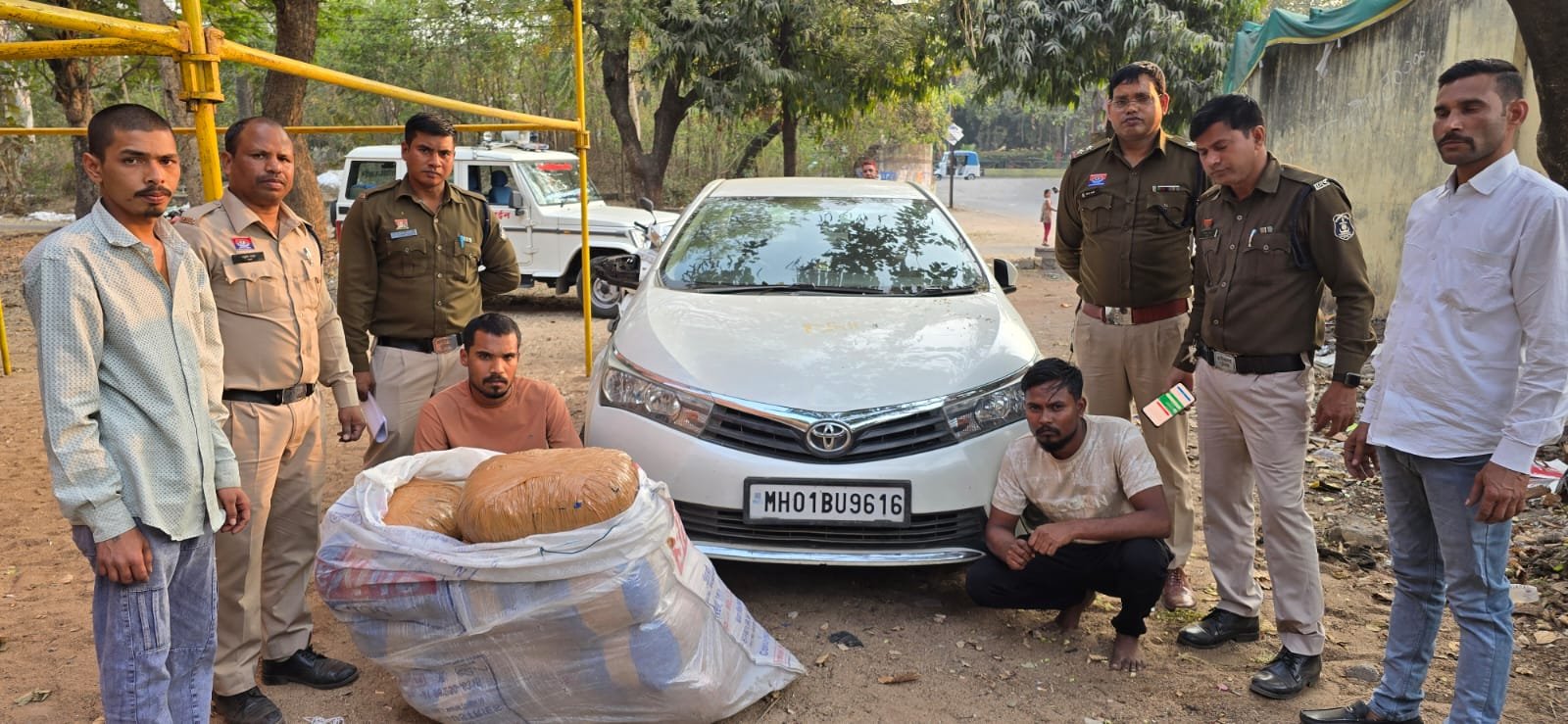 Raipur: 50 किलो गांजा और 2 लाख नगदी के साथ 2 तस्कर गिरफ्तार