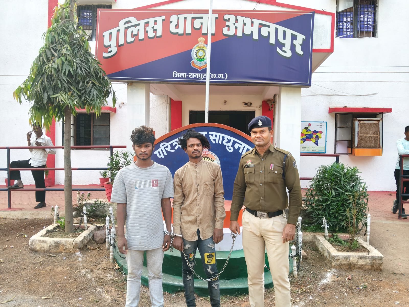 वितरण केन्द्र से कॉपर केबल और उपकरण चोरी, दो युवक गिरफ्तार