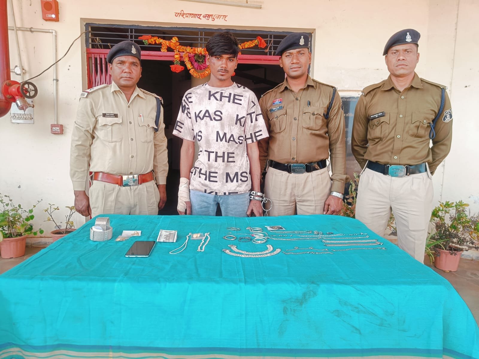 सूने मकानों में चोरी करने वाला गिरोह पकड़ा, दो आरोपी गिरफ्तार