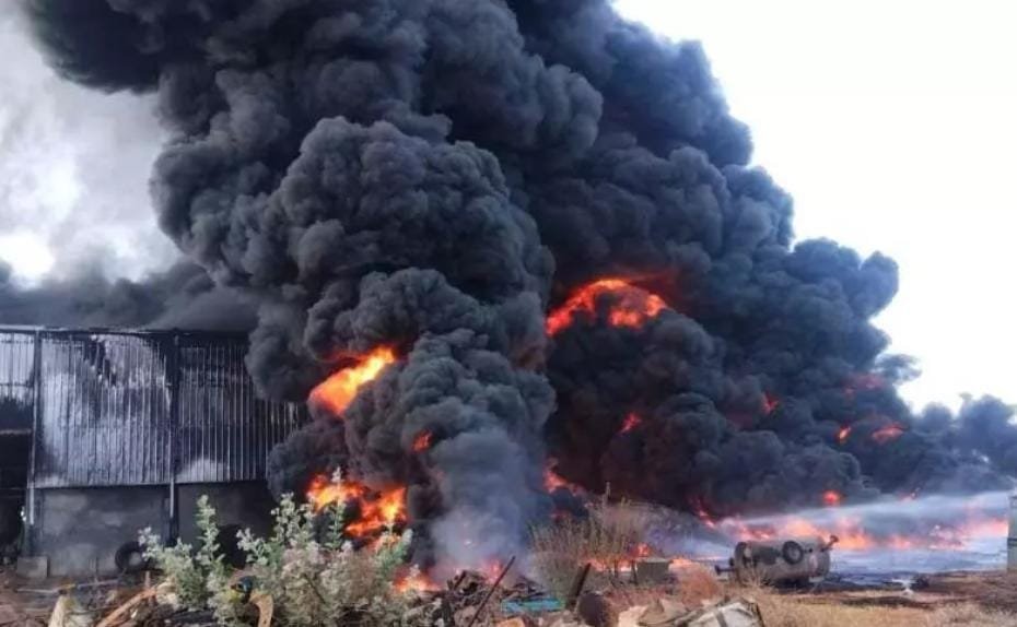 घुमका के मोंहदी स्थित केमिकल फैक्ट्री में लगी आग, लाखों की संपत्ति खाक