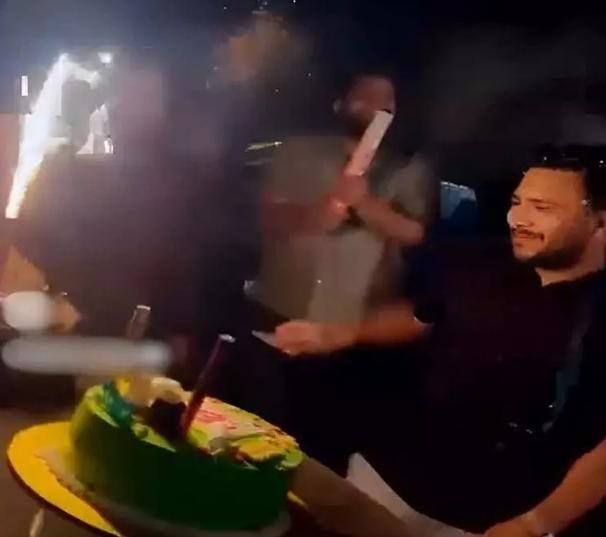 Ambikapur में हाईवे पर जन्मदिन का जश्न: बीच सड़क पर केक काटा, आतिशबाजी की, आधे घंटे तक जाम, एम्बुलेंस फंसी