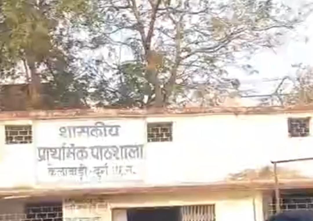 Durg: सरकारी स्कूल में तंत्र-मंत्र, टेबल-कुर्सियों में लगाई आग