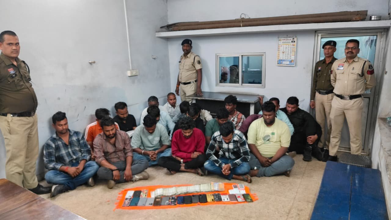 Raipur: ट्रांसपोर्ट नगर में जुआ खेलते 19 आरोपी गिरफ्तार