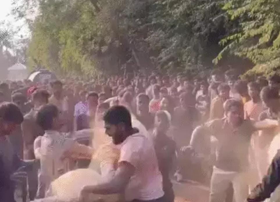 Bilaspur में GGU होली सेलिब्रेशन में बवाल: छात्रों के दो गुटों में जमकर मारपीट, स्टेज पर चढ़ने को लेकर विवाद