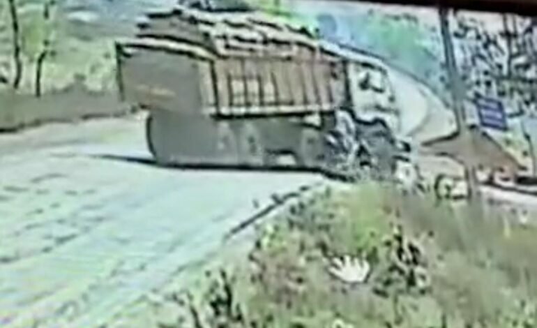 Balodabazar: ट्रेलर ने कुचला दो कॉन्स्टेबल: ड्यूटी पर जा रहे पुलिसकर्मियों की मौके पर मौत