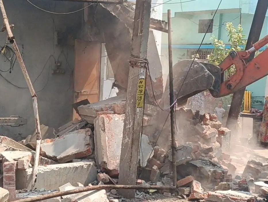 Durg में हत्या के मुख्य आरोपी का अवैध होटल ध्वस्त