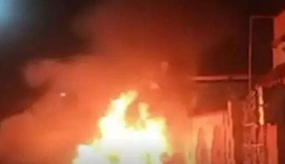 Raipur: डीडी नगर में कांग्रेस युवा नेता के घर के बाहर दो कारों में आगजनी, पुलिस ने शुरू की जांच