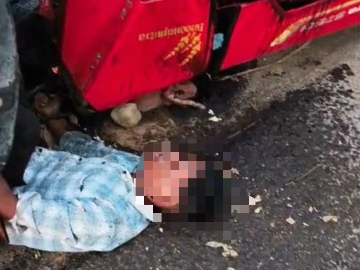 धमतरी में ट्रैक्टर पलटा: इंजन में दबने से युवक की मौत, तीन गंभीर घायल