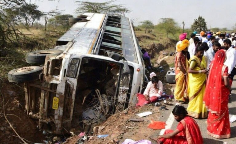 खुशियां बदलीं मातम में! सामूहिक विवाह के 54 जोड़ों से भरी बस गड्ढे में गिरी, मची चीख-पुकार
