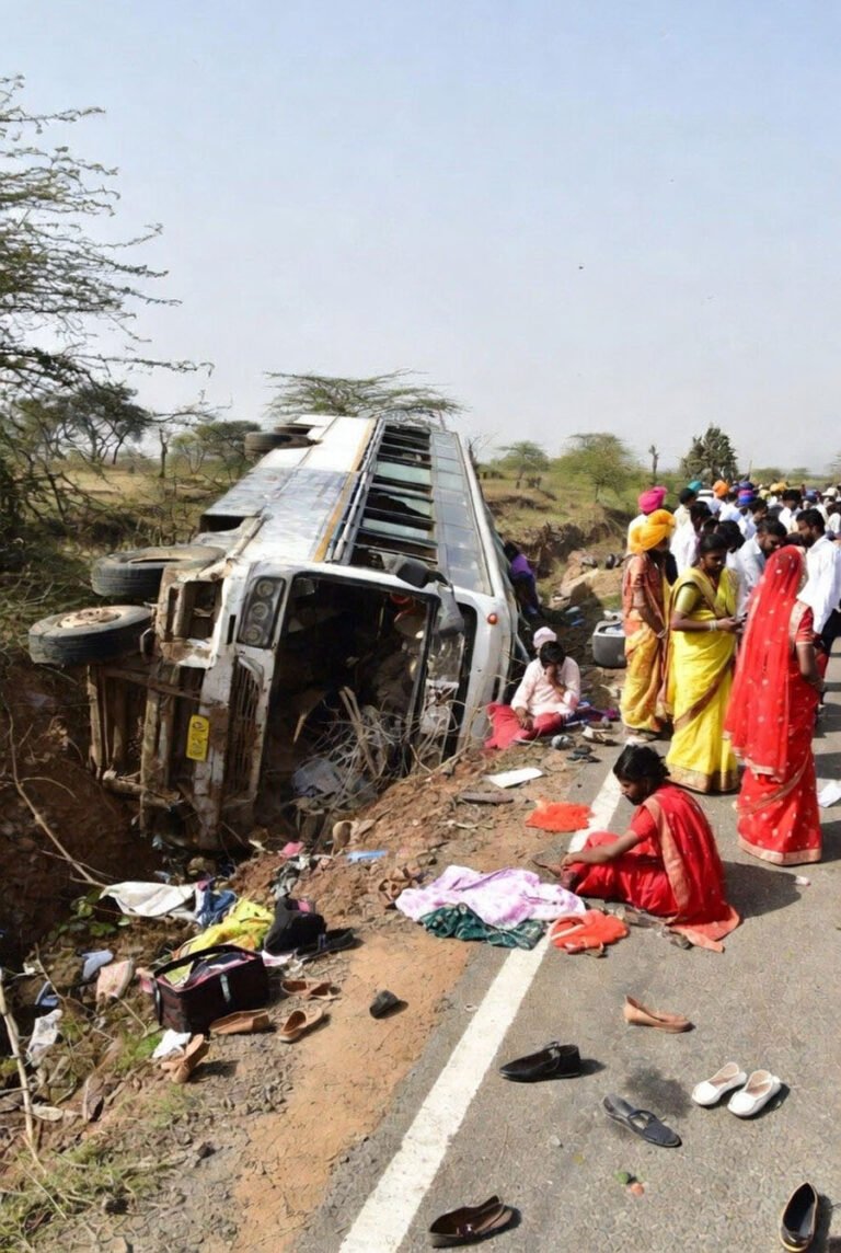 खुशियां बदलीं मातम में! सामूहिक विवाह के 54 जोड़ों से भरी बस गड्ढे में गिरी,  मची चीख-पुकार