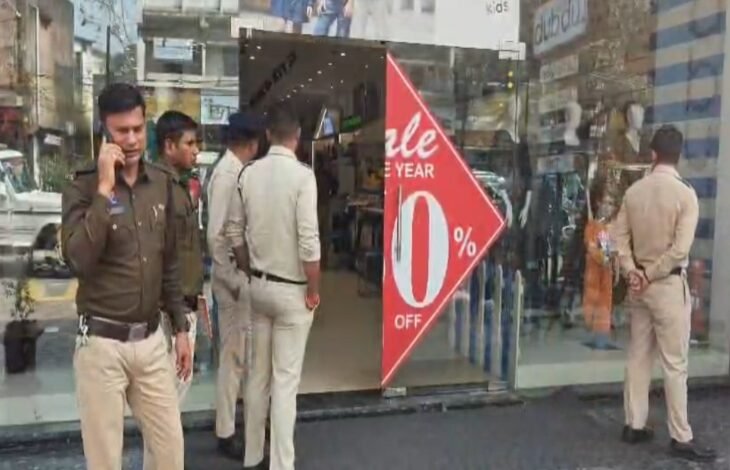 Raipur में बड़ी चोरी की वारदात : तीन दुकानों के ताले तोड़कर 7 लाख से अधिक की नकदी ले उड़े चोर