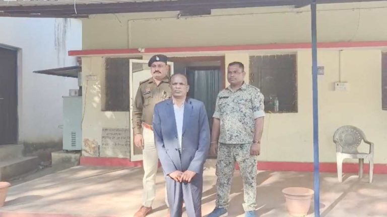 Balrampur : 12 साल बाद कानून के शिकंजे में तत्कालीन जनपद CEO, लाखों के गबन मामले में पुलिस ने भेजा जेल