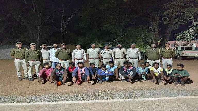 Sukma से आकर Bastar के जंगल पर कब्जे की साजिश नाकाम, वन विभाग ने 14 लोगों को किया गिरफ्तार 