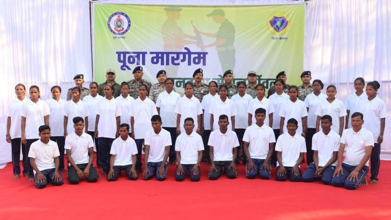 लाल आतंक का सरेंडर: Bijapur में 30 माओवादियों ने छोड़ा हिंसा का रास्ता, सिर पर था 85 लाख का ईनाम